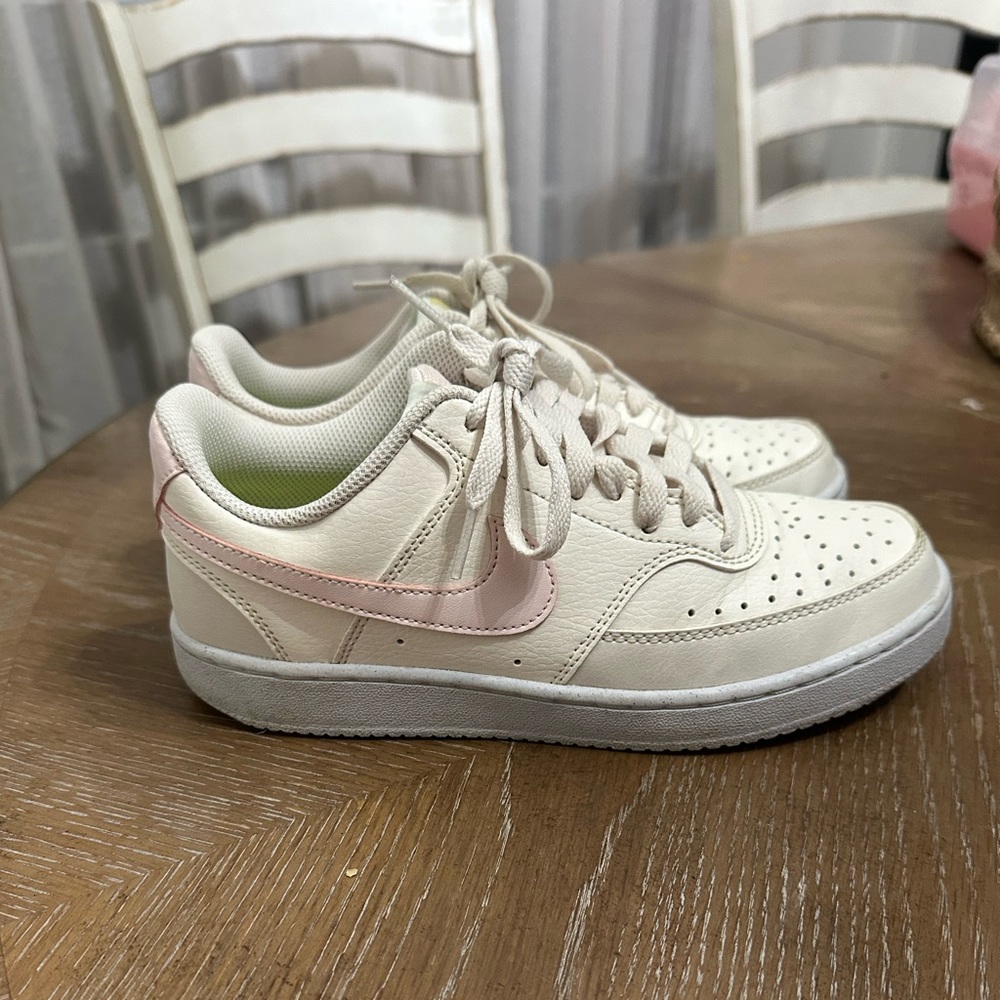 Women’s Nike tennis shoes size 7